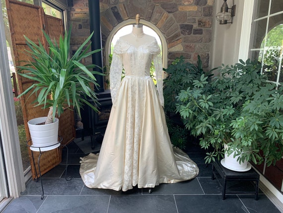 Vintage 1940s Ivory Satin, Tulle and Lace Wedding