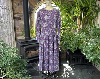 Vestido vintage de los años 80 de Laura Ashley, de algodón y lana con estampado floral discreto en tonos morados y grises. Estilo cottagecore.