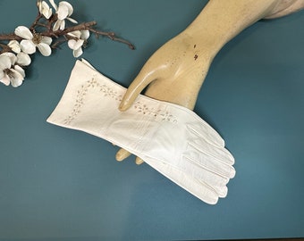 Vintage 1960s Ivory Embroidered Cut Work Unlined Gloves, Vintage Wedding Gloves, Vintage Bridal Gloves