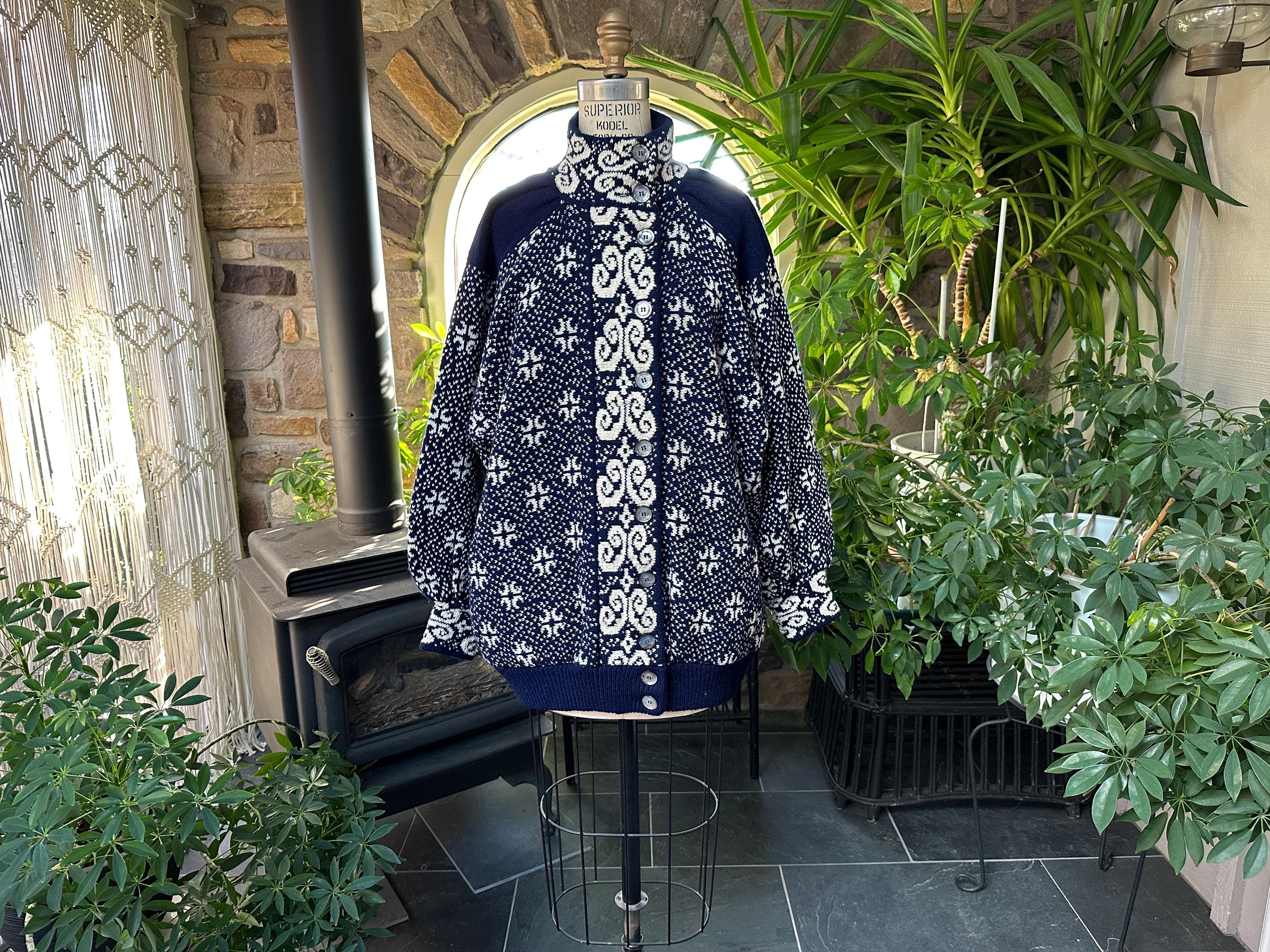 80s イングランド製　長袖　マルチボーダー　ロンt 　ヴィンテージ　古着　UK Vintage 1980s Blue and White Design Heavy Wool Sweater Jacket