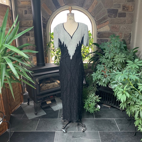 Robe de soirée en soie noire et blanche avec perles et perles Lawrence Kazar New York des années 80, robe vintage des années 80 avec cravate noire