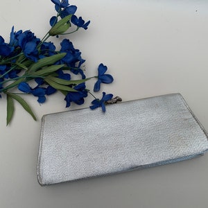 Cartera de mano vintage de los años 60 con asa de cadena o de tela lamé metalizada plateada, cartera formal vintage, bolso de noche vintage plateado