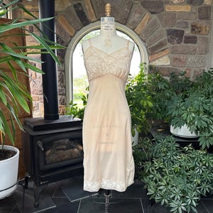 Vintage 1960s Peach Nylon and Lace Dress Slip Henson Kickernick, Vintage Full Slip, Vintage Nylon Slip