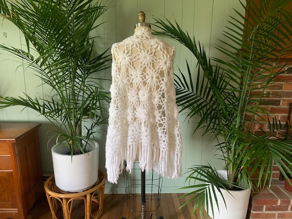 Vintage 1970s White Crocheted Daisy Bridal Shawl,… - image 6