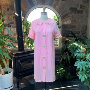 Vintage 1960s Peachy Pink Nylon Snap Front Robe with Pink Rose Appliqués, Sixties Knee Length Pink Nylon Women&#39;s Robe