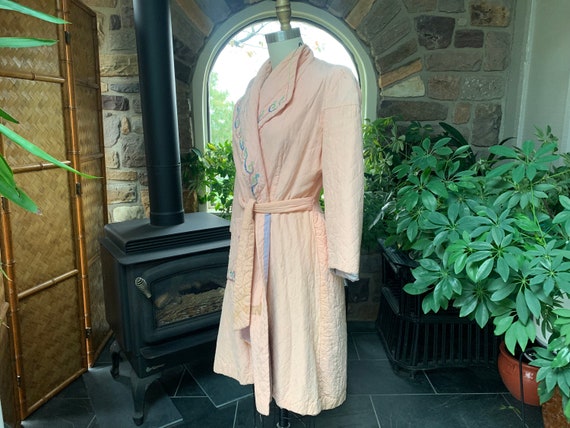 Vintage 1940s Peach Quilted Knee Length Tie Robe … - image 3