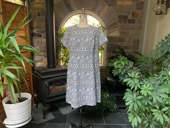 ShopOlgaVintage Vintage 1970s Black and White Floral Double Knit Dress City Scene, Vintage Seventies Large Size Clothing, Vintage Short Sleeve Knit Dress