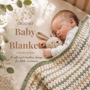 Op de afbeelding: Een slapende baby onder een gehaakte babydeken, die een knuffelkonijn vasthoudt. De deken heeft een patroon van witte, beige en groene strepen. De afbeelding bevat tekst die luidt "CROCHET Baby Blanket" en "CROCHET PATTERN A soft and timeless design for little dreamers."