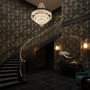 Op de afbeelding: Een elegante entree met art deco behang in zwart en goud. Een gebogen trap met gouden leuningen leidt naar een kristallen kroonluchter. Een goudomrande spiegel en wandkandelaars dragen bij aan de luxe uitstraling.