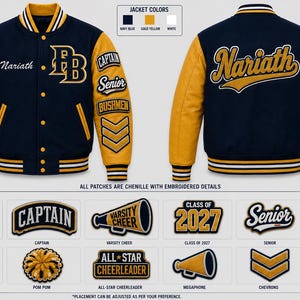 Op de afbeelding: Een marineblauw en goudgeel varsity jack met chenille patches inclusief de tekst Nariath, PB, Captain, Senior, Bushmen, Class of 2027, All-Star Cheerleader en Varsity Cheer. Het jack heeft gestreepte geribbelde boorden en een kraag.