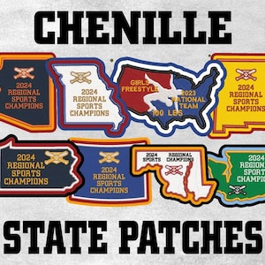 Op de afbeelding: Chenille staatspatches met de tekst "2024 Regional Sports Champions" en "Girls Freestyle 2023 National Team 100 LBS". De patches hebben de vorm van verschillende staten, met een honkbalknuppelafbeelding.