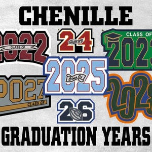 Op de afbeelding: Een verzameling chenille patches met afstudeerjaren in verschillende kleuren, waaronder bordeauxrood, rood, groen, lichtblauw en oranje. Elke patch toont een afstudeerjaar, zoals 2022, 2023, 2024, 2025, 2026, 2027 en 2028. De woorden "CHENILLE" en "GRADUATION YEARS" zijn weergegeven.