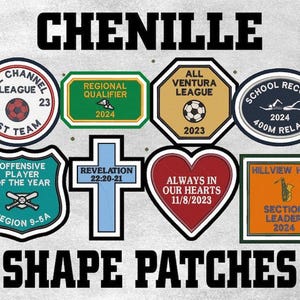Op de afbeelding: Een verzameling chenille vormpatches in verschillende vormen, waaronder cirkels, schilden en harten. De patches bevatten tekst zoals "All Channel League", "Regional Qualifier" en "School Record".