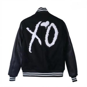 K&ouml;nnte beinhalten: Schwarze Collegejacke mit wei&szlig;em "XO"-Schriftzug auf dem R&uuml;cken. Die Jacke hat schwarze Leder&auml;rmel, einen gestreiften Kragen, B&uuml;ndchen und Saum. Ein klassisches, stilvolles Oberbekleidungsst&uuml;ck.