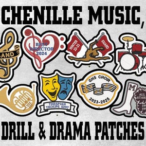 Op de afbeelding: Een verzameling chenille patches met muzikale en theatrale thema's. Patches bevatten een G-sleutel met "BAND", een hart met "BEST DIRECTOR 2024", vlaggen, een drumstel, een Franse hoorn, komedie- en tragediemaskers en een koor patch.