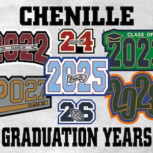 Pode incluir: Uma coleção de patches de chenille com anos de formatura em várias cores, incluindo bordô, vermelho, verde, azul claro e laranja. Cada patch exibe um ano de formatura, como 2022, 2023, 2024, 2025, 2026, 2027 e 2028. Os textos "CHENILLE" e "GRADUATION YEARS" são exibidos.