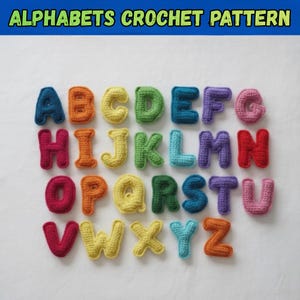 Op de afbeelding: Een verzameling kleurrijke, gehaakte alfabetletters. Elke letter heeft een andere kleur, waaronder blauw, oranje, geel, groen en roze. De tekst "ALPHABETS CROCHET PATTERN" staat bovenaan de afbeelding.