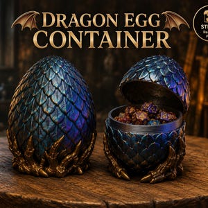 Pode incluir: Um recipiente em forma de ovo de dragão com escamas iridescentes azuis e roxas, segurado por garras douradas. Um ovo está fechado e o outro aberto, revelando dados poliédricos multicoloridos. O texto diz DRAGON EGG CONTAINER.
