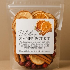 Könnte beinhalten: Ein klarer Plastikbeutel gefüllt mit einem Holiday Simmer Pot Kit. Das Kit enthält getrocknete Orangenscheiben, Apfelscheiben, Zimtstangen und Preiselbeeren. Das Etikett lautet "Holiday Simmer Pot Kit" mit Anweisungen. Das Kit ist für das Köcheln in Wasser bestimmt.