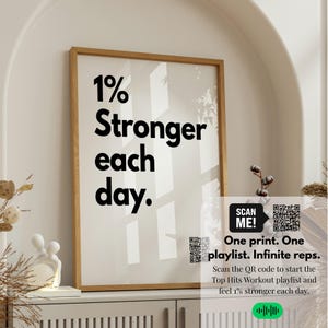 Puede incluir: Un cartel enmarcado con el texto "1% Stronger each day" en letras negras en negrita. El cartel incluye un código QR y el texto "One print. One playlist. Infinite reps."