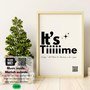 Pode incluir: Uma impressão emoldurada com o texto "It's Tiiiiime" em preto, com uma árvore de Natal e um código QR. O texto abaixo diz "To play 'All I Want For Christmas is You' again". Uma placa diz "Scan Me!" com texto sobre música.