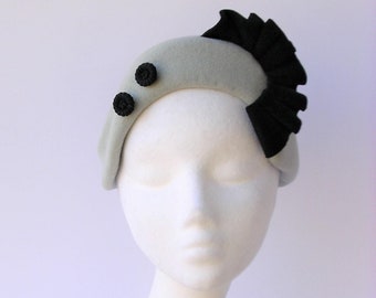 Hat fascinator cocktail in style vintage 1940s 1950s felt velvet blu sky and black