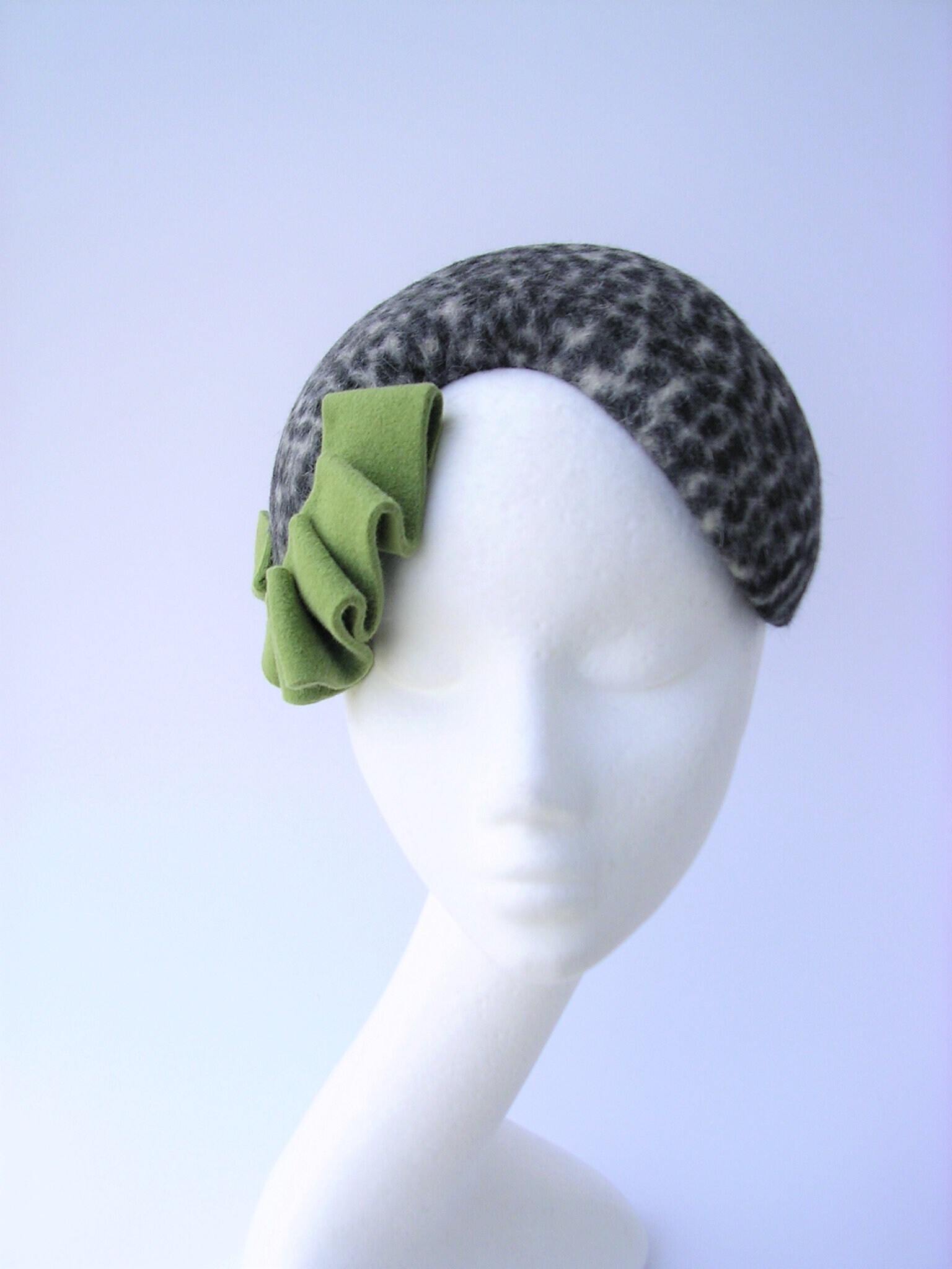 Leopard and Green Velvet Felt Fascinator in Vintage Cocktail  display picture 2