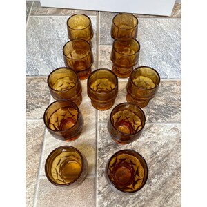 Vasos de jugo de vidrio ámbar vintage con estampado de huellas dactilares, juego de 11 unidades, estilo mediados de siglo.