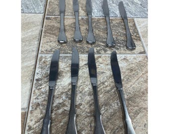 Juego de cubiertos plateados de 9 piezas con cuchillos de mesa de acero inoxidable con diseño de corazón y forma de violín.