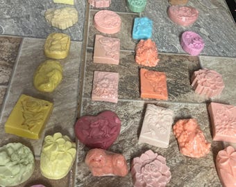 Jabones hidratantes de glicerina Warnette, lote de 28 unidades, con forma de perro y corazón floral, varios aromas.
