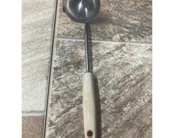 Cucharón de sopa vintage de acero inoxidable con mango de madera y boquilla para verter, 26,7 cm (10,5 pulgadas)