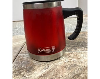 Taza de viaje aislada Coleman de acero inoxidable rojo con tapa y asa de 5 pulgadas.