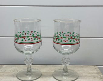 Conjunto de 2 taças de vinho vintage com azevinho e haste em forma de laço, borda dourada, com tema natalino.