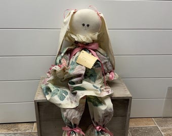 Muñeca conejita de tela vintage hecha a mano con vestido floral y ribete de encaje de Lomerick Creations