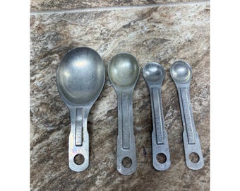 Juego de cucharas medidoras de aluminio vintage de 4 piezas, tamaño estándar estadounidense (cuchara sopera y cucharilla de té), metal plateado.