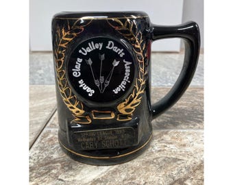 Jarra de cerveza vintage de la Asociación de Dardos del Valle de Santa Clara de 1993, color negro y dorado, de 5,5 pulgadas.