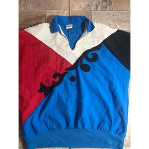 Blusa corta-vento vintage GW colorblock azul, vermelha e branca com estampa abstrata dos anos 80 e 90