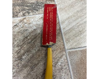 Espátula serrilhada vintage Burns Mfg Co nº 325 para tortas e bolos, cabo amarelo, EUA