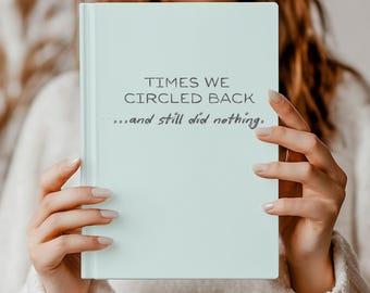 Cahier cadeau drôle de bâillon de bureau d'un collègue, le temps que nous avons cerclé dans le dos, notes de réunion sur l'humour d'entreprise, secret de bureau du père Noël éléphant blanc