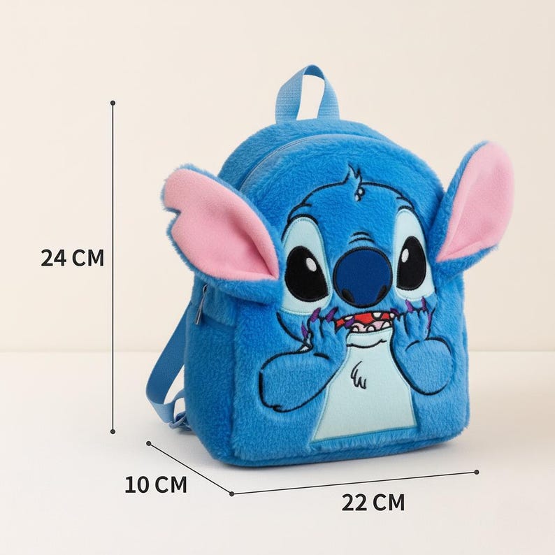 Puede incluir: Mochila de felpa azul con el personaje Stitch. La mochila tiene grandes orejas rosas, una nariz azul y rasgos faciales bordados. Mide aproximadamente 24 cm de alto, 22 cm de ancho y 10 cm de profundidad.
