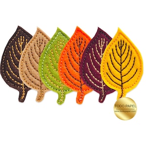 Puede incluir: Cinco formas de hojas de fieltro en diferentes colores, incluyendo marrón, beige, verde, naranja y amarillo. Cada hoja tiene un diseño de venas cosido y un contorno de hilo dorado. Las hojas están dispuestas en una fila de izquierda a derecha. Una etiqueta dorada con el texto "TODO PAPEL" y el sitio web "www.todopapel.com" está en la esquina inferior derecha.