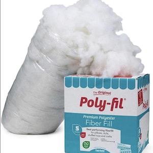 Puede incluir: Un paquete de relleno de fibra Poly-fil blanco para almohadas, muñecas y manualidades. La caja es de color turquesa y blanco, con las palabras "Poly-fil" y "Premium Polyester Fiber Fill" impresas. El paquete contiene 2.27 kg de relleno.