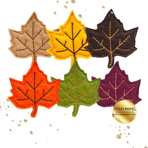 Puede incluir: Seis hojas de arce de fieltro en varios colores otoñales: marrón, amarillo, naranja, verde y morado. Las hojas están cosidas con hilo dorado y tienen un aspecto rústico y hecho a mano.