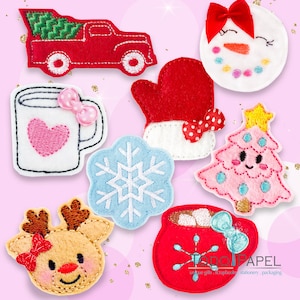 Puede incluir: Conjunto de diez apliques de fieltro con temática navideña. Los apliques incluyen un camión rojo con un árbol de Navidad verde, una manopla roja con lunares blancos, una taza blanca con un corazón rosa, un copo de nieve azul, un árbol de Navidad rosa con una estrella amarilla, una taza roja con malvaviscos, un muñeco de nieve con un lazo rojo, un reno con un lazo rojo y un camión rojo con un árbol de Navidad verde.