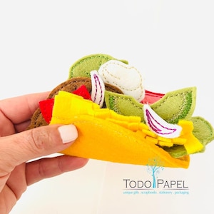 Tacos de feltro com comida mexicana de faz de conta. Terça-feira de tacos