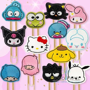 Puede incluir: Un conjunto de 11 clips de papel de colores con temática de personajes. Los clips presentan personajes de dibujos animados japoneses populares como Hello Kitty, My Melody, Tuxedo Sam, y más. Los clips son de metal y tienen un acabado dorado.