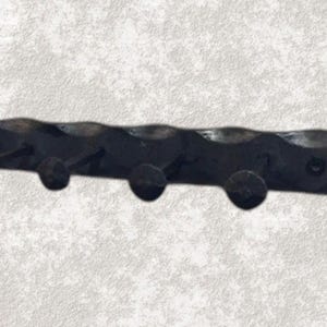 Op de afbeelding: Een wandhaakrek van matzwart metaal met een horizontale balk met een golvende, getextureerde bovenrand. Het rek is voorzien van vier gelijkmatig verdeelde, uitstekende haken met afgeronde, knopvormige uiteinden voor het ophangen van voorwerpen.