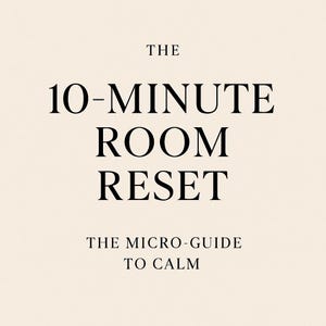 以下が含まれることがあります： クリーム色の背景に黒い文字で「THE 10-MINUTE ROOM RESET THE MICRO-GUIDE TO CALM」と書かれています。テキストはセリフ体で、タイトルは大きめのフォントサイズです。