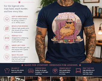Könnte beinhalten: Marineblaues T-Shirt mit dem Text "MAMA, I'M JUST SKIN AND BONE!" und einer Cartoon-Katze mit Sonnenbrille und Pizza. Das Shirt ist auf Komfort ausgelegt und hat eine entspannte Passform.