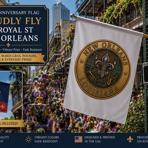 Op de afbeelding: Een witte vlag met een gouden embleem met een fleur-de-lis en de woorden "New Orleans Louisiana". De vlag wordt getoond op Royal St. in New Orleans. De afbeelding bevat ook een kleinere vlag met een fleur-de-lis-ontwerp en de tekst "250th Anniversary Flag."